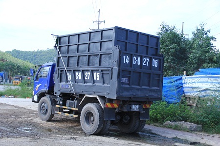 Xe quá khổ ngang nhiên “tung hoành” ở cảng Cái Lân