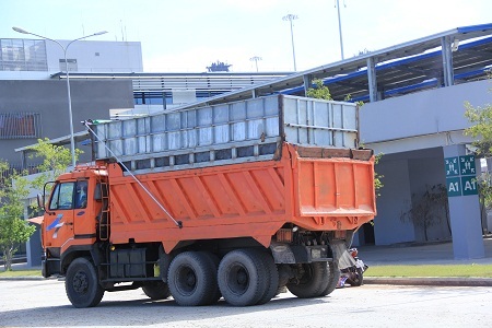 Xe quá khổ ngang nhiên “tung hoành” ở cảng Cái Lân