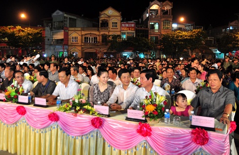 Rực rỡ đêm hội Trung thu lớn nhất Việt Nam - 1 Các đại biểu tham dự chương trình Đêm hội Trung thu Thành Tuyên