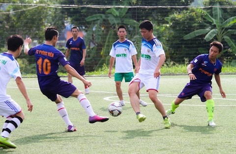 FC Dân trí (áo trắng) trong trận vượt qua FC Phóng viên tại vòng bảng.
