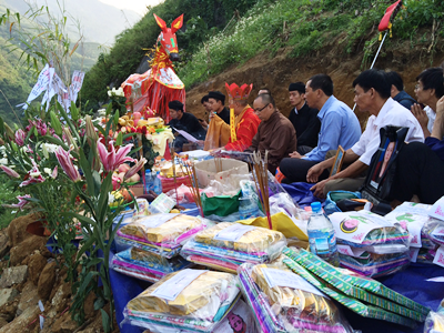 Lễ cầu siêu diễn ra tại hiện trường vụ tai nạn.