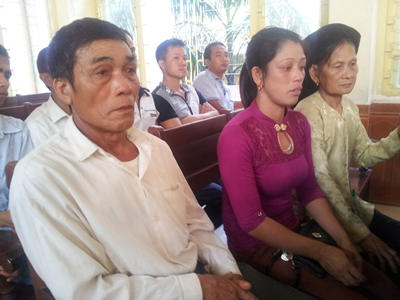 Vụ án oan 10 năm: Mức án cao nhất đối với Lý Nguyễn Chung là 12 năm tù - 3 Ông Lý Văn Chúc cùng người thân đến dự phiên tòa xét xử con trai Lý Nguyễn Chung.