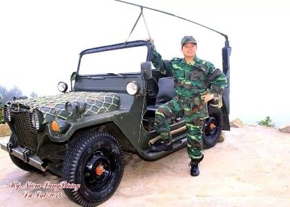 Xem xét bãi miễn chức vụ của nhà sư “đập hộp iPhone 6” - 2 Hình ảnh được cho là của thầy Thích Thanh Cường chụp hình với xe Jeep và quần áo rằn ri.