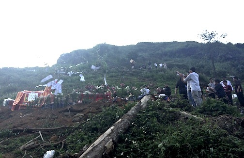 Đại lễ cầu siêu tại hiện trường vụ tai nạn thảm khốc.