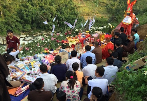 Thân nhân những hành khách xấu số cùng tham dự lễ cầu siêu.