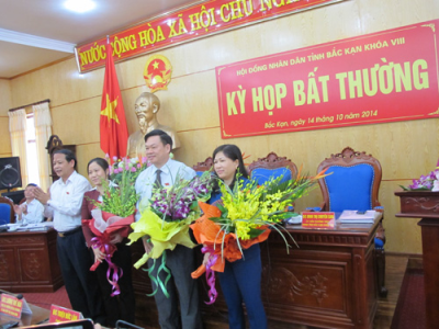 Lãnh đạo tỉnh Bắc Kạn chúc mừng ba tân Phó Chủ tịch UBND tỉnh.