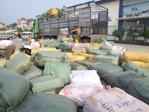 Các xe chở hàng được tập kết hàng về kho tạm để phục vụ công tác điều tra, phân loại làm rõ.