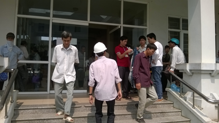 Hàng trăm công nhân bị ngộ độc phải nhập viện cấp cứu - 2 Cơ quan chức năng tỉnh Bắc Ninh đang vào cuộc tìm hiểu nguyên nhân vụ ngộ độc.