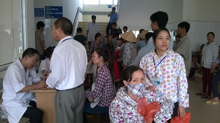 Hàng trăm công nhân bị ngộ độc phải nhập viện cấp cứu - 1 Các công nhân tỏ ra hốt hoảng khi đăng ký điều trị tại bệnh viện sáng nay.