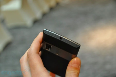 Ngắm tablet kiêm smartphone “phá luật” của Asus - 20 Ngắm tablet kiêm smartphone “phá luật” của Asus - 20