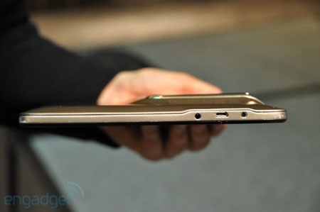 Ngắm tablet kiêm smartphone “phá luật” của Asus - 7 Ngắm tablet kiêm smartphone “phá luật” của Asus - 7