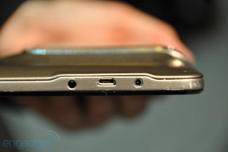 Ngắm tablet kiêm smartphone “phá luật” của Asus - 8 Ngắm tablet kiêm smartphone “phá luật” của Asus - 8