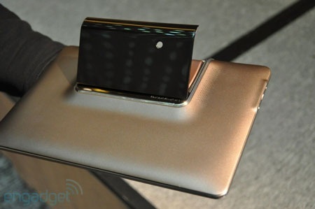 Ngắm tablet kiêm smartphone “phá luật” của Asus - 9 Ngắm tablet kiêm smartphone “phá luật” của Asus - 9