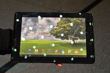 Ngắm tablet kiêm smartphone “phá luật” của Asus - 1 Ngắm tablet kiêm smartphone “phá luật” của Asus - 1