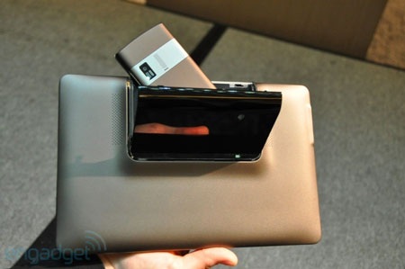 Ngắm tablet kiêm smartphone “phá luật” của Asus - 15 Ngắm tablet kiêm smartphone “phá luật” của Asus - 15