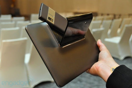 Ngắm tablet kiêm smartphone “phá luật” của Asus - 16 Ngắm tablet kiêm smartphone “phá luật” của Asus - 16