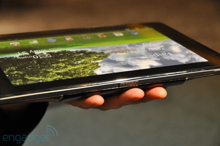 Ngắm tablet kiêm smartphone “phá luật” của Asus - 3 Ngắm tablet kiêm smartphone “phá luật” của Asus - 3