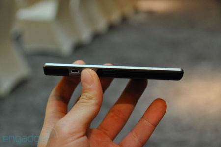 Ngắm tablet kiêm smartphone “phá luật” của Asus - 18 Ngắm tablet kiêm smartphone “phá luật” của Asus - 18