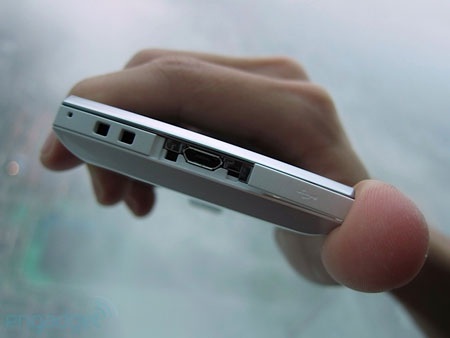 Cận cảnh smartphone 3D 16 “chấm” Sharp Aquos - 6