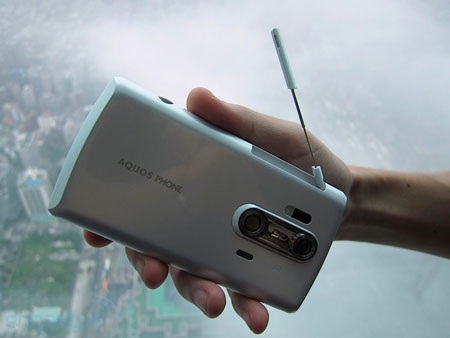 Cận cảnh smartphone 3D 16 “chấm” Sharp Aquos - 11