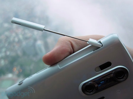 Cận cảnh smartphone 3D 16 “chấm” Sharp Aquos - 12