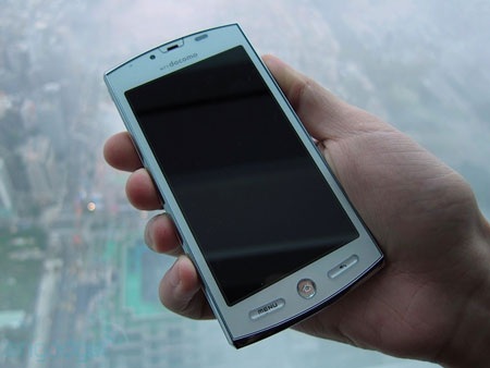 Cận cảnh smartphone 3D 16 “chấm” Sharp Aquos - 2