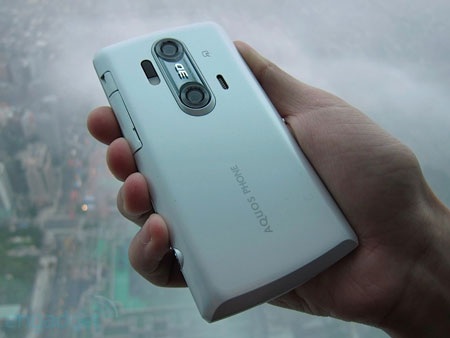 Cận cảnh smartphone 3D 16 “chấm” Sharp Aquos - 3