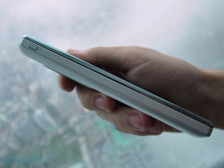 Cận cảnh smartphone 3D 16 “chấm” Sharp Aquos - 4