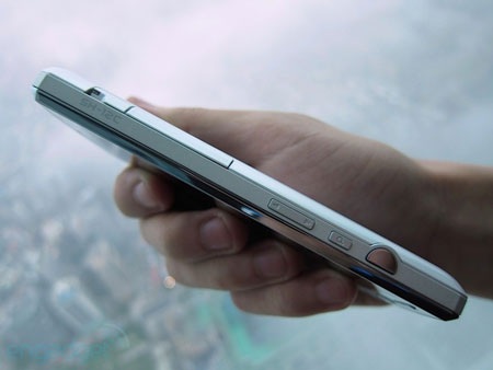 Cận cảnh smartphone 3D 16 “chấm” Sharp Aquos - 5