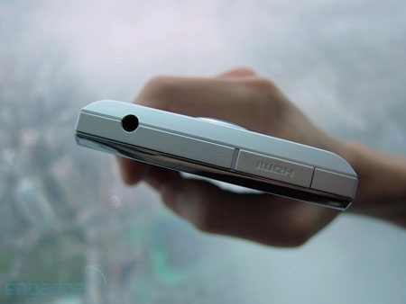 Cận cảnh smartphone 3D 16 “chấm” Sharp Aquos - 8