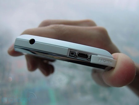 Cận cảnh smartphone 3D 16 “chấm” Sharp Aquos - 9