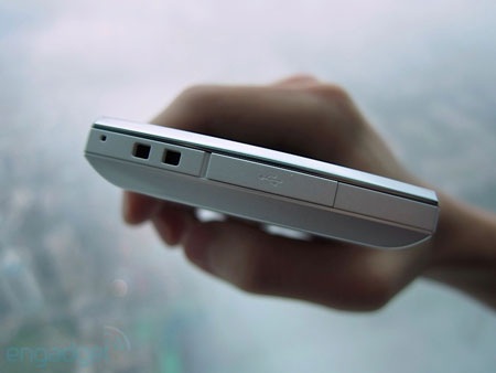 Cận cảnh smartphone 3D 16 “chấm” Sharp Aquos - 10