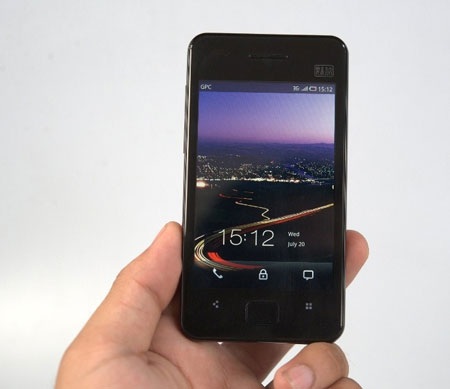 Ngắm “đối thủ truyền kiếp” của iPhone 4 tại Việt Nam - 3