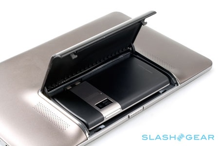 Lộ ảnh thực tế máy tính bảng “lai” điện thoại của Asus - 4 Lộ ảnh thực tế máy tính bảng “lai” điện thoại của Asus - 4