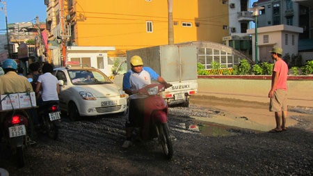 Cận cảnh một “con đường đau khổ” giữa thủ đô - 9 Cận cảnh một “con đường đau khổ” giữa thủ đô - 9