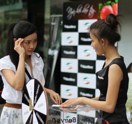 BlackBerry “kết thân” với sao Việt - 4