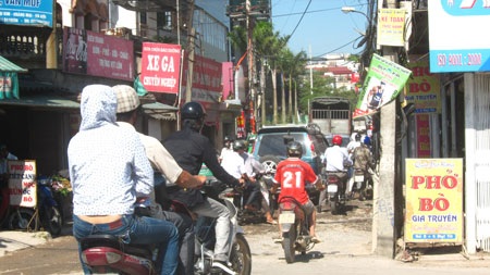 Cận cảnh một “con đường đau khổ” giữa thủ đô - 2 Cận cảnh một “con đường đau khổ” giữa thủ đô - 2