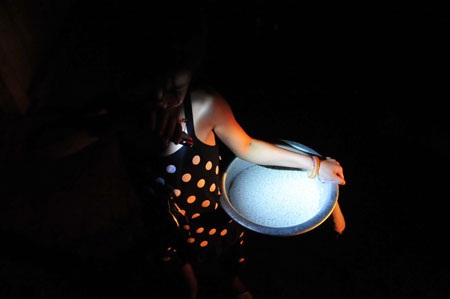 “Chơi” di động ở làng không có điện - 3