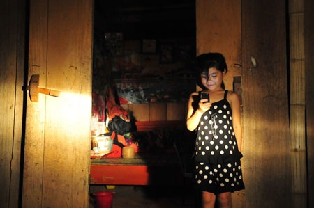 “Chơi” di động ở làng không có điện - 4