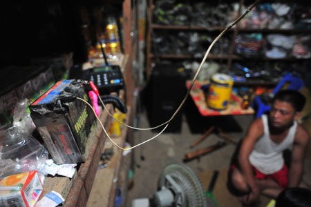 “Chơi” di động ở làng không có điện - 6