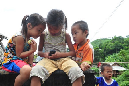 “Chơi” di động ở làng không có điện - 8