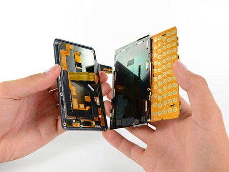 “Mổ xẻ” điện thoại Motorola Droid 3 - 17 “Mổ xẻ” điện thoại Motorola Droid 3 - 17