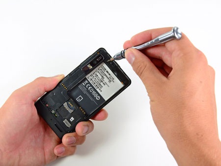 “Mổ xẻ” điện thoại Motorola Droid 3 - 7 “Mổ xẻ” điện thoại Motorola Droid 3 - 7
