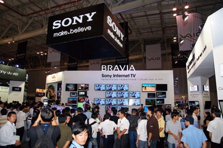 Triển lãm VCW 16 khai mạc, thiếu vắng nhiều “ông lớn” - 2 Triển lãm VCW 16 khai mạc, thiếu vắng nhiều “ông lớn” - 2