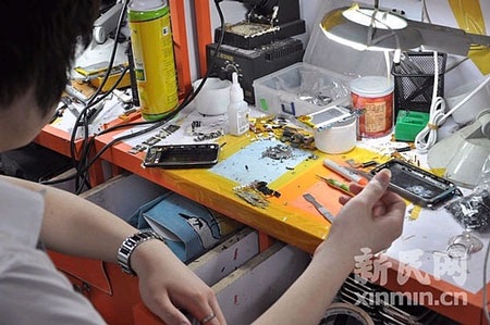 “Băng nhóm” sản xuất iPhone giả bị truy quét - 1