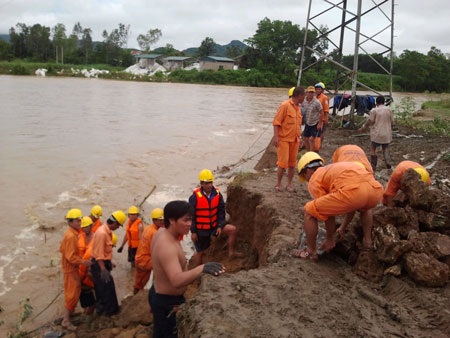 Một tuần “vật lộn” với cột điện cao áp dọa đổ - 3