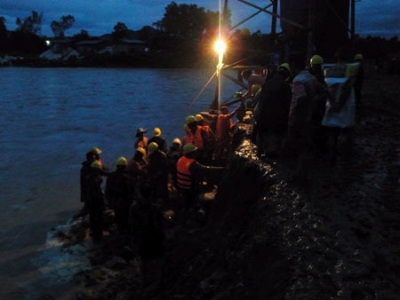 Một tuần “vật lộn” với cột điện cao áp dọa đổ - 8