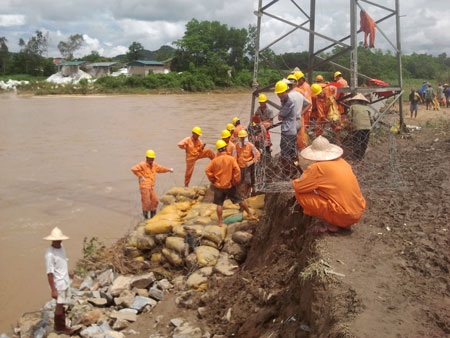 Một tuần “vật lộn” với cột điện cao áp dọa đổ - 6