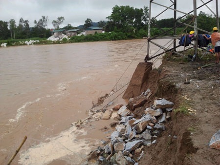 Một tuần “vật lộn” với cột điện cao áp dọa đổ - 4