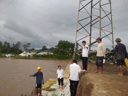 Một tuần “vật lộn” với cột điện cao áp dọa đổ - 10